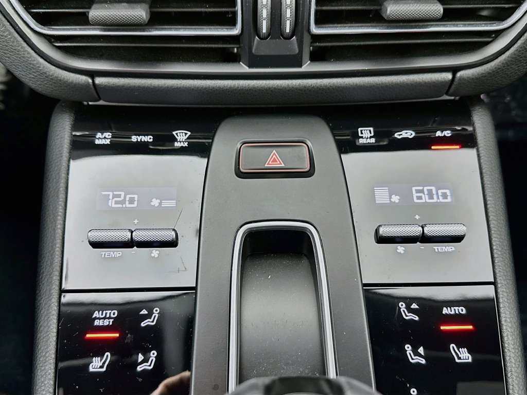 Used 2023 Porsche Macan AWD/4WD image 16