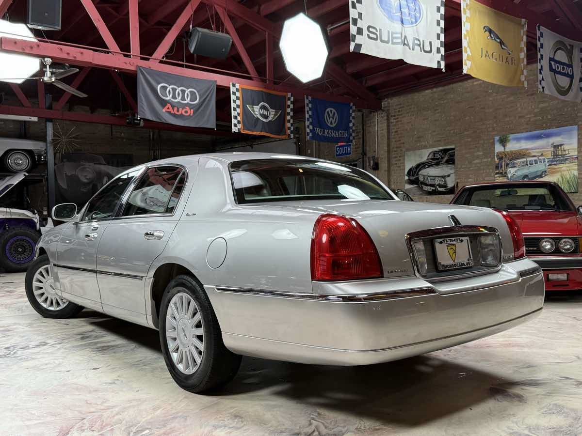 Used 2003 Lincoln Town Car Executive RWD image 6