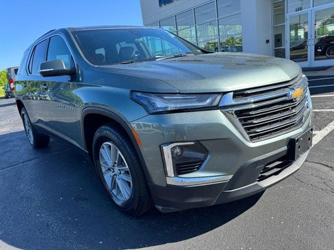 Used 2023 Chevrolet Traverse LT FWD image 2