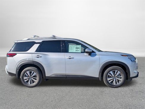New 2025 Nissan Pathfinder SL image 2
