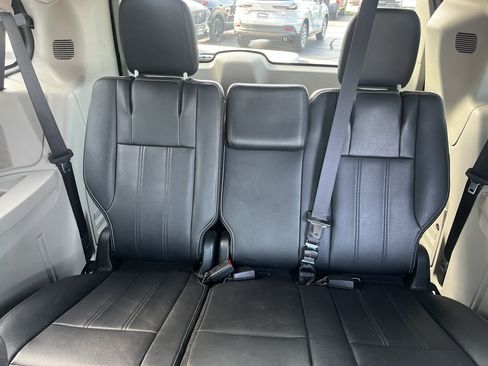 Used 2016 Chrysler Town & Country Touring FWD image 33