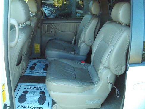 Used 2006 Toyota Sienna XLE Limited image 25