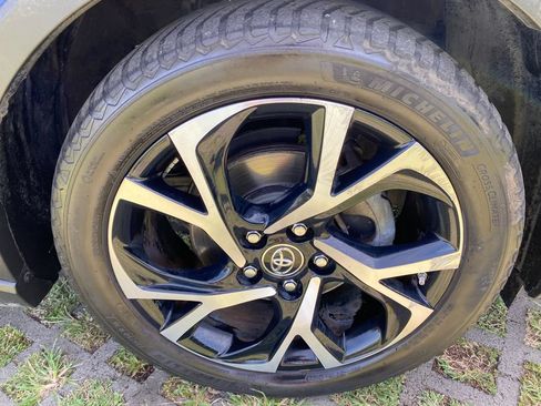 Used 2018 Toyota C-HR XLE FWD image 27