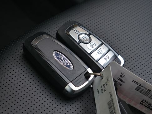 Certified 2025 Ford Escape Platinum AWD/4WD image 30