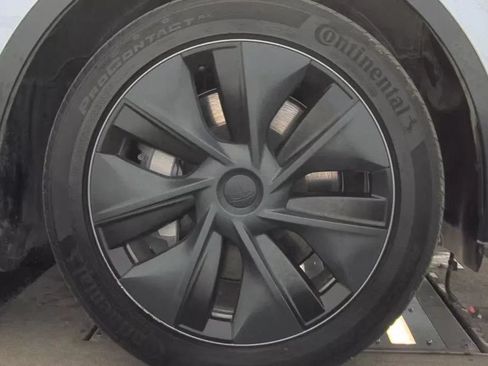 Used 2024 Tesla Model Y Long Range RWD image 3