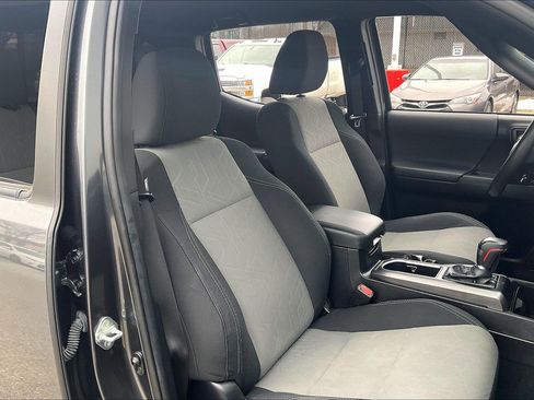 Used 2021 Toyota Tacoma TRD Sport w/ Technology Package image 9