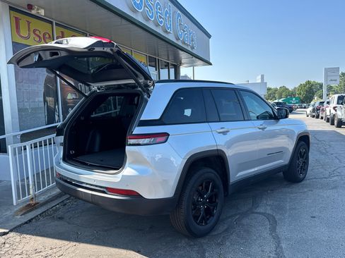 Used 2025 Jeep Grand Cherokee Altitude AWD/4WD image 17
