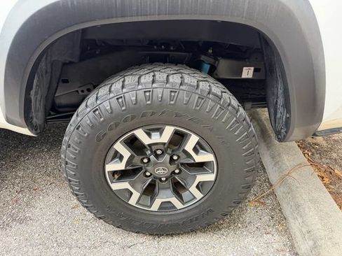 Used 2022 Toyota Tacoma TRD Off-Road w/ Technology Package AWD/4WD image 8