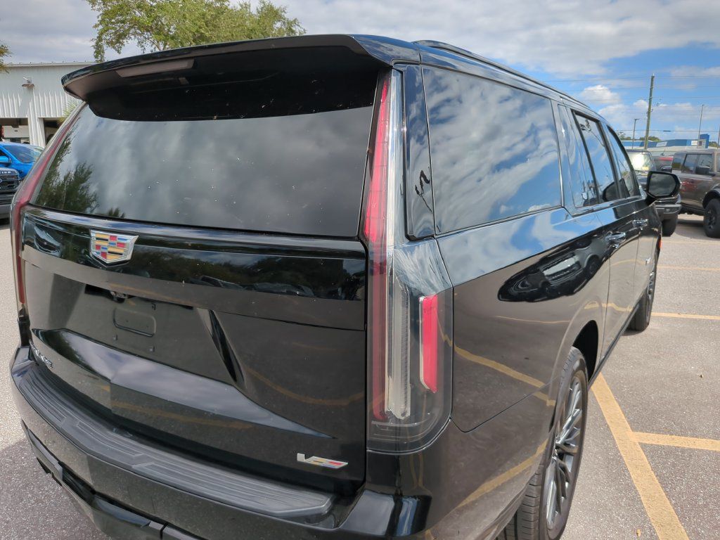 Used 2024 Cadillac Escalade ESV V AWD/4WD image 11