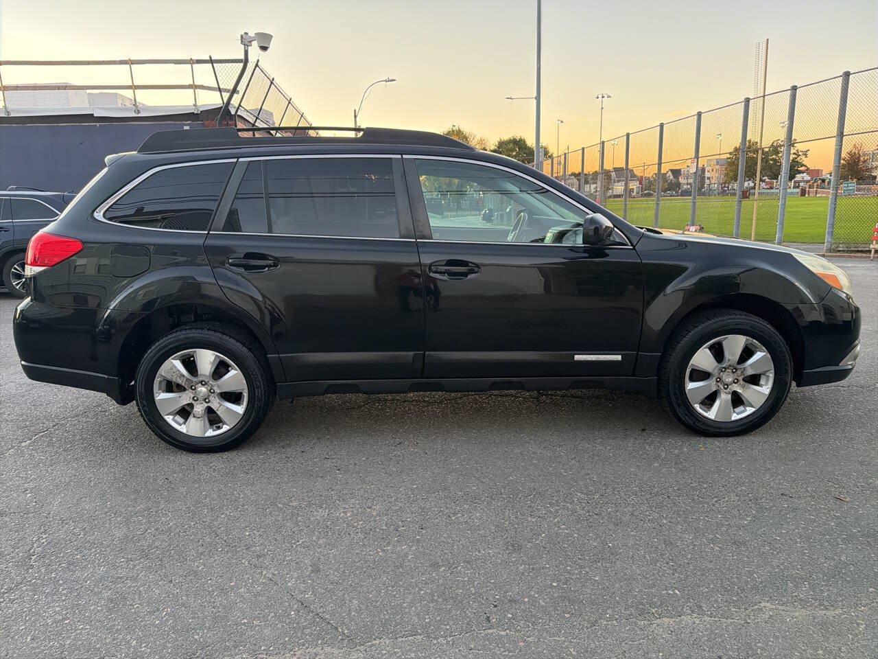 Used 2010 Subaru Outback 3.6R Limited AWD/4WD image 6
