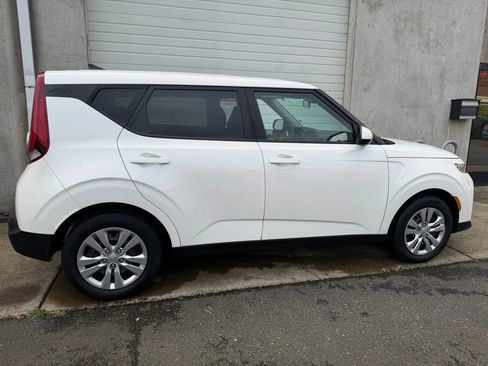 Used 2022 Kia Soul LX image 5