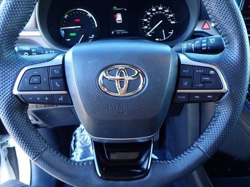 Used 2023 Toyota Sienna XSE image 15