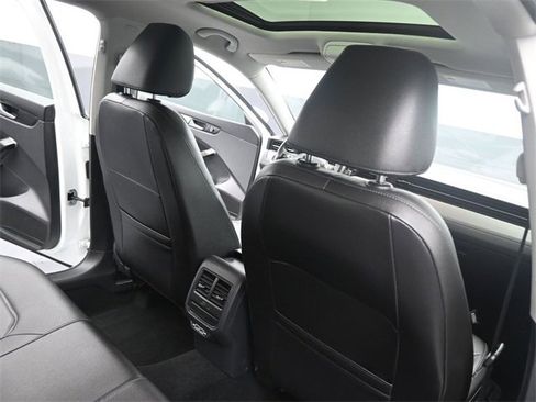 Used 2022 Volkswagen Passat 2.0T SE image 25