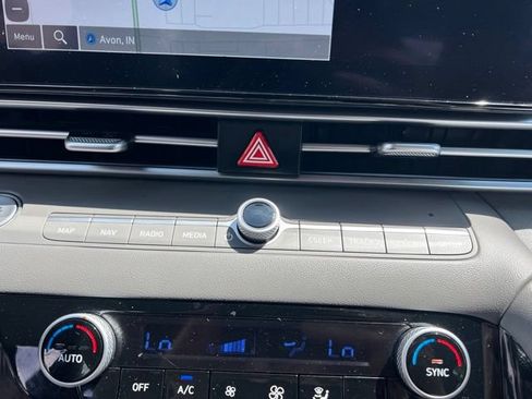 Used 2025 Hyundai Elantra SEL FWD image 21
