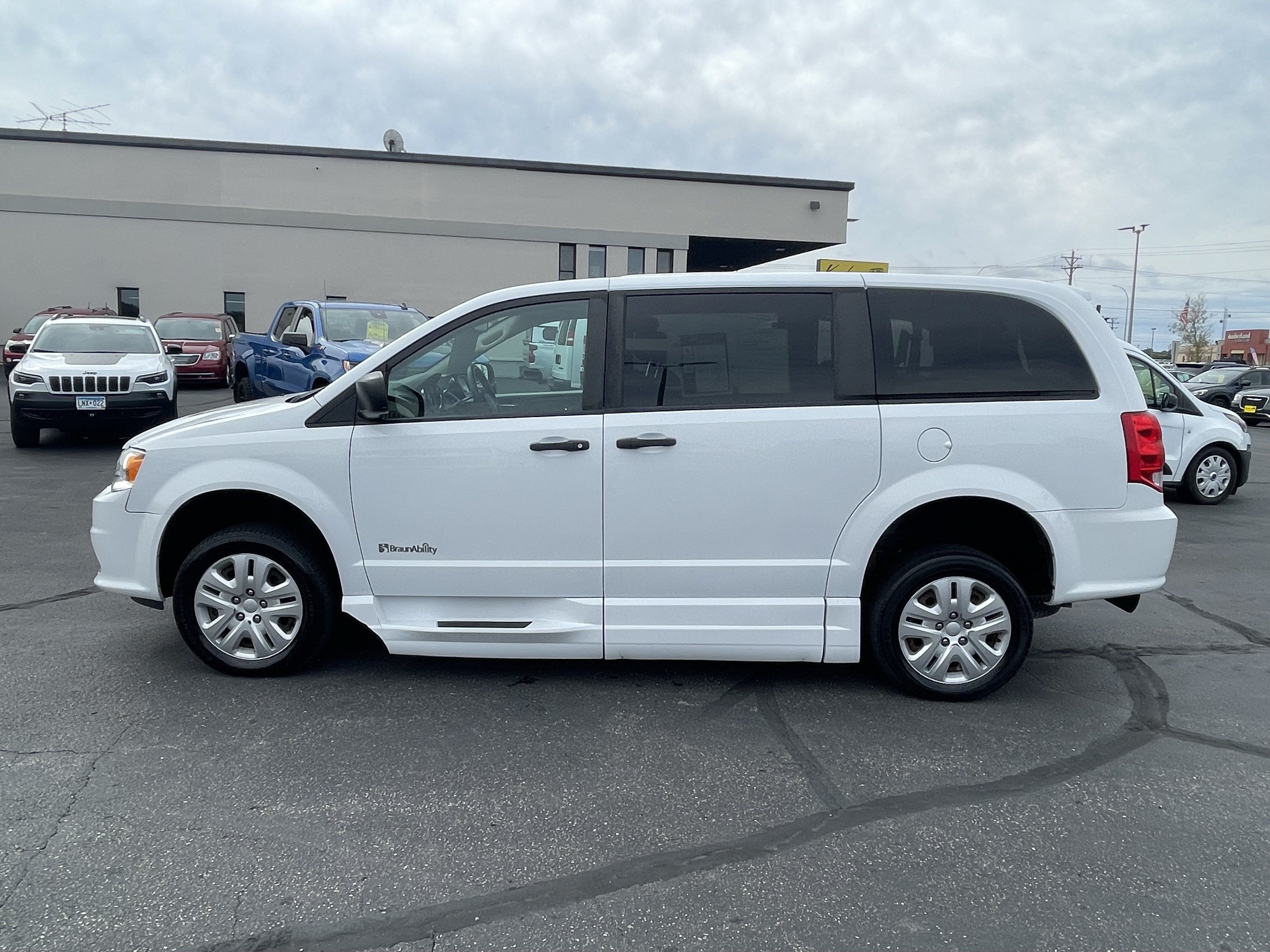 Used 2019 Dodge Grand Caravan SE FWD image 5