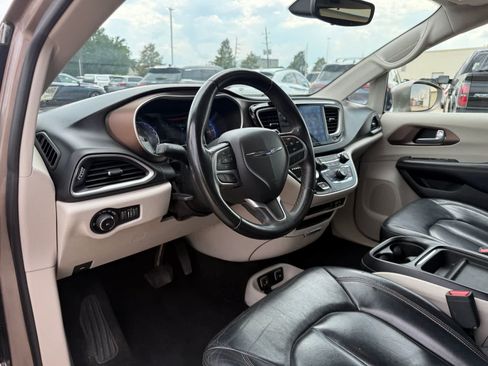Used 2017 Chrysler Pacifica Touring-L FWD image 16