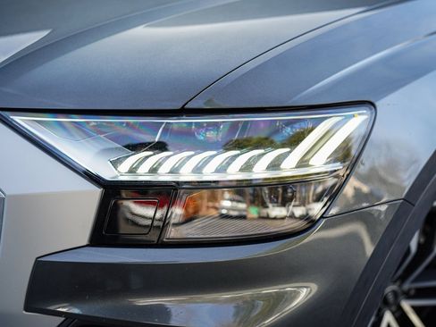 Used 2021 Audi SQ8 Prestige w/ Prestige Package image 3