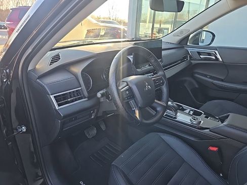 Used 2025 Mitsubishi Outlander SE image 34