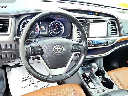 Used 2017 Toyota Highlander Limited Platinum image 13