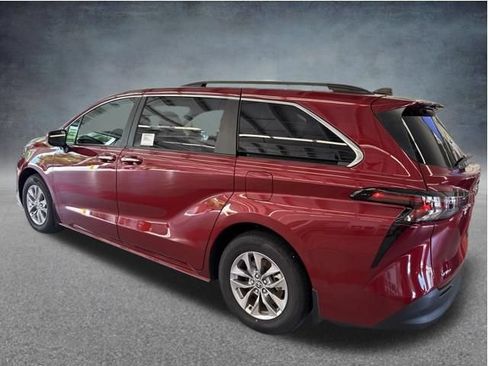 Used 2026 Toyota Sienna XLE FWD image 3