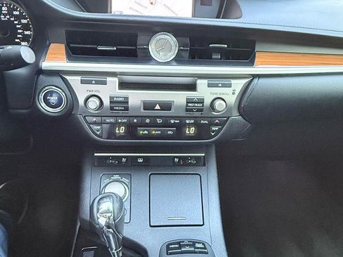 Used 2013 Lexus ES 300h w/ Luxury Pkg FWD image 24