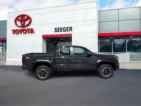 Used 2025 Toyota Tacoma 4x4 Double Cab image 2