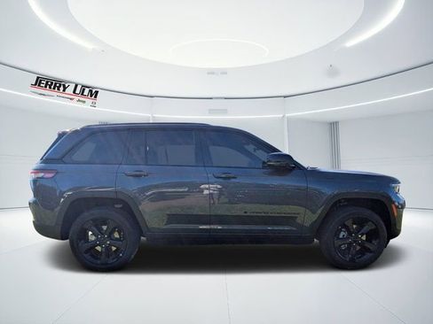 New 2025 Jeep Grand Cherokee Altitude image 2