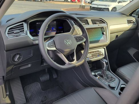 Used 2022 Volkswagen Tiguan SE image 22