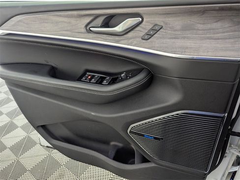 Used 2023 Jeep Grand Cherokee Overland image 28