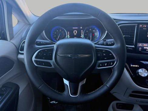 Used 2024 Chrysler Pacifica Touring-L image 34