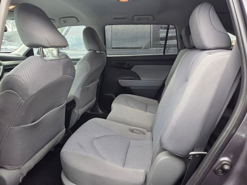 Used 2021 Toyota Highlander LE FWD image 13