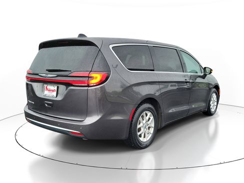 Used 2023 Chrysler Pacifica Touring-L FWD image 4