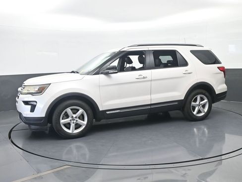 Used 2018 Ford Explorer XLT w/ Equipment Group 202A FWD image 2