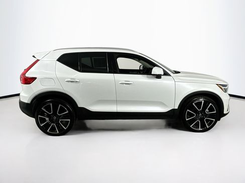 Used 2023 Volvo XC40 B4 Core w/ Convenience Package image 4
