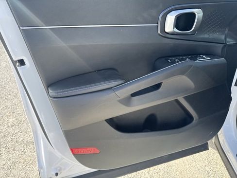Used 2024 Kia Sorento S w/ Panoramic Sunroof Package image 9