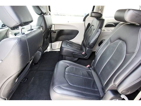 Used 2022 Chrysler Pacifica Touring-L image 7