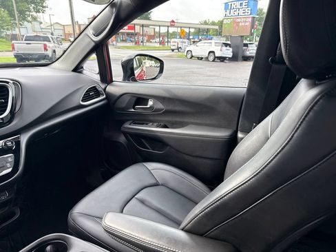 Used 2025 Chrysler Pacifica Select FWD image 15