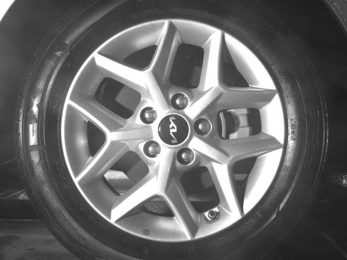 Used 2025 Kia Soul LX w/ LX Technology Package FWD image 13