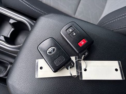 Used 2021 Toyota Tacoma TRD Sport w/ Technology Package image 33