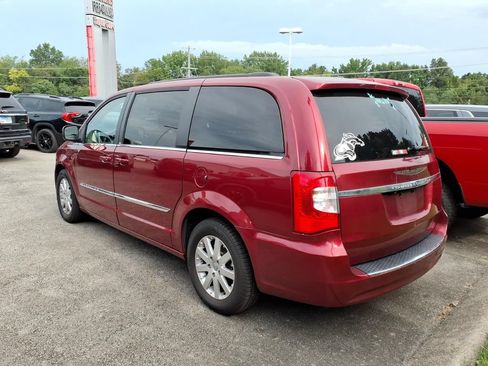 Used 2013 Chrysler Town & Country Touring FWD image 3