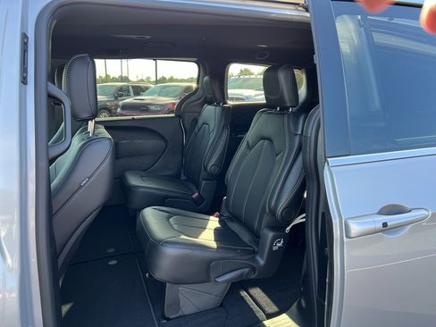 New 2026 Chrysler Pacifica Select image 11