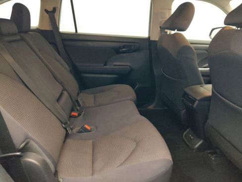 Used 2020 Toyota Highlander LE FWD image 19