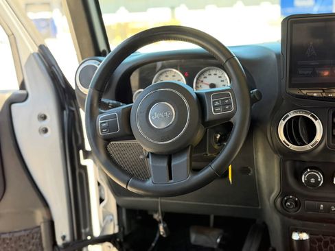Used 2018 Jeep Wrangler Unlimited Sahara AWD/4WD image 26