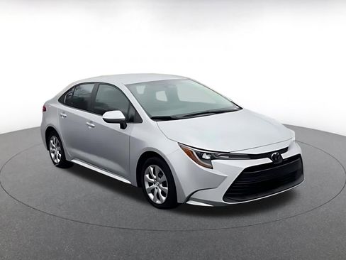 Used 2025 Toyota Corolla LE image 3