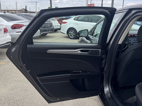 Used 2020 Ford Fusion SE FWD image 21