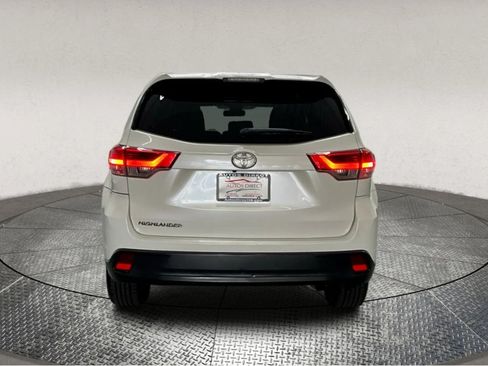 Used 2017 Toyota Highlander LE image 7