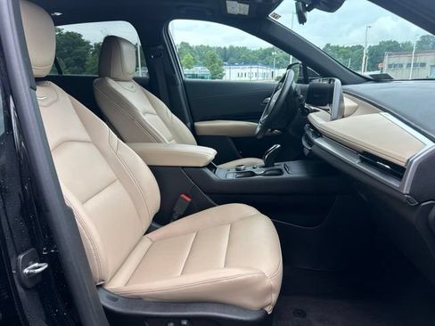 Used 2024 Cadillac XT4 Luxury w/ Cold Weather Package AWD/4WD image 37