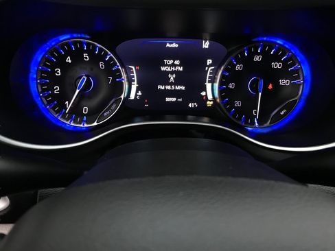 Used 2024 Chrysler Pacifica Touring-L image 3