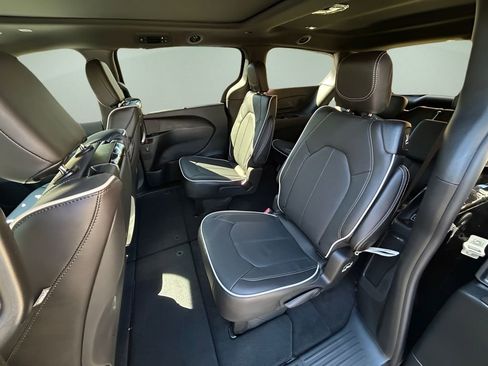 New 2026 Chrysler Pacifica Limited w/ Uconnect Theater Family Group image 14