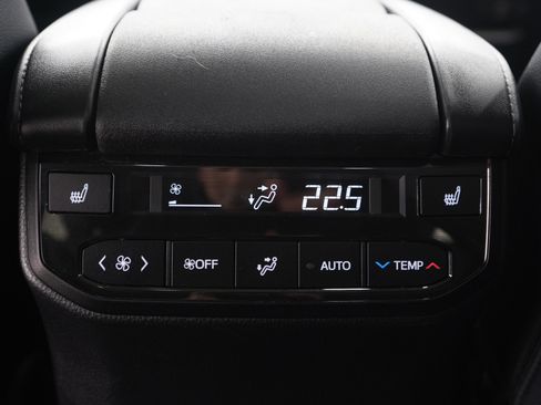 Used 2025 Toyota Highlander Platinum image 21